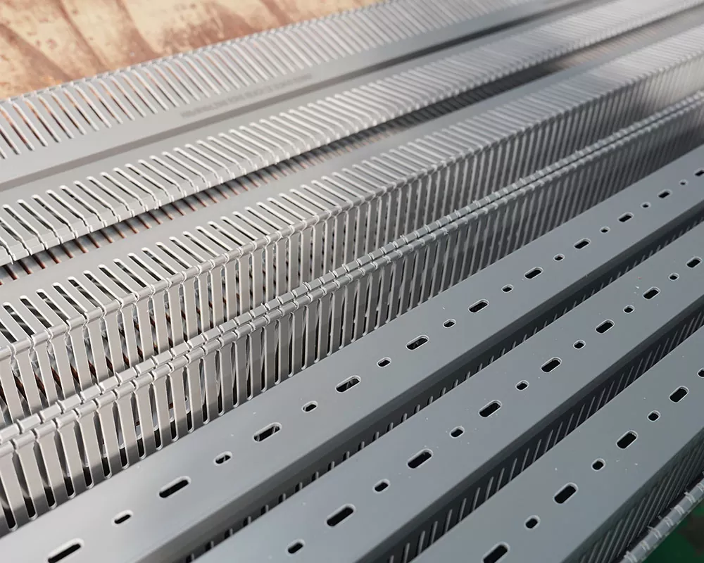 Який діапазон температурної стійкості вогнезахисного кабельного лотка з ПВХ всередині розподільної шафи?